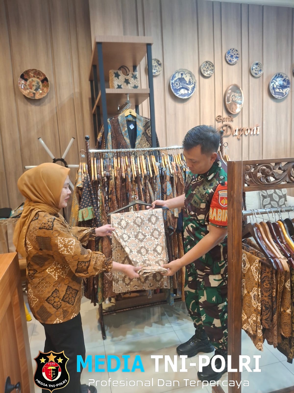 Karyawan Toko Batik Dayoni Jadi Sasaran Komsosnya Babinsa Danukusuman