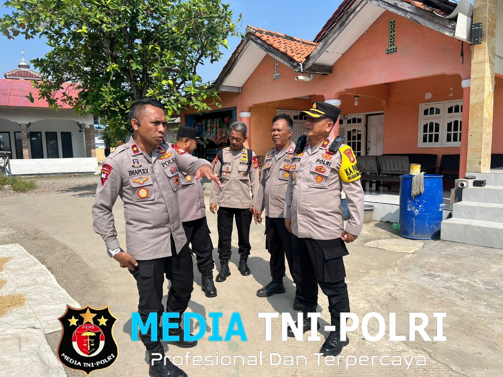 Danyon D Pelopor dan Kapolsek Babelan Cek Kelayakan Jembatan Warga, Pastikan Akses Aman