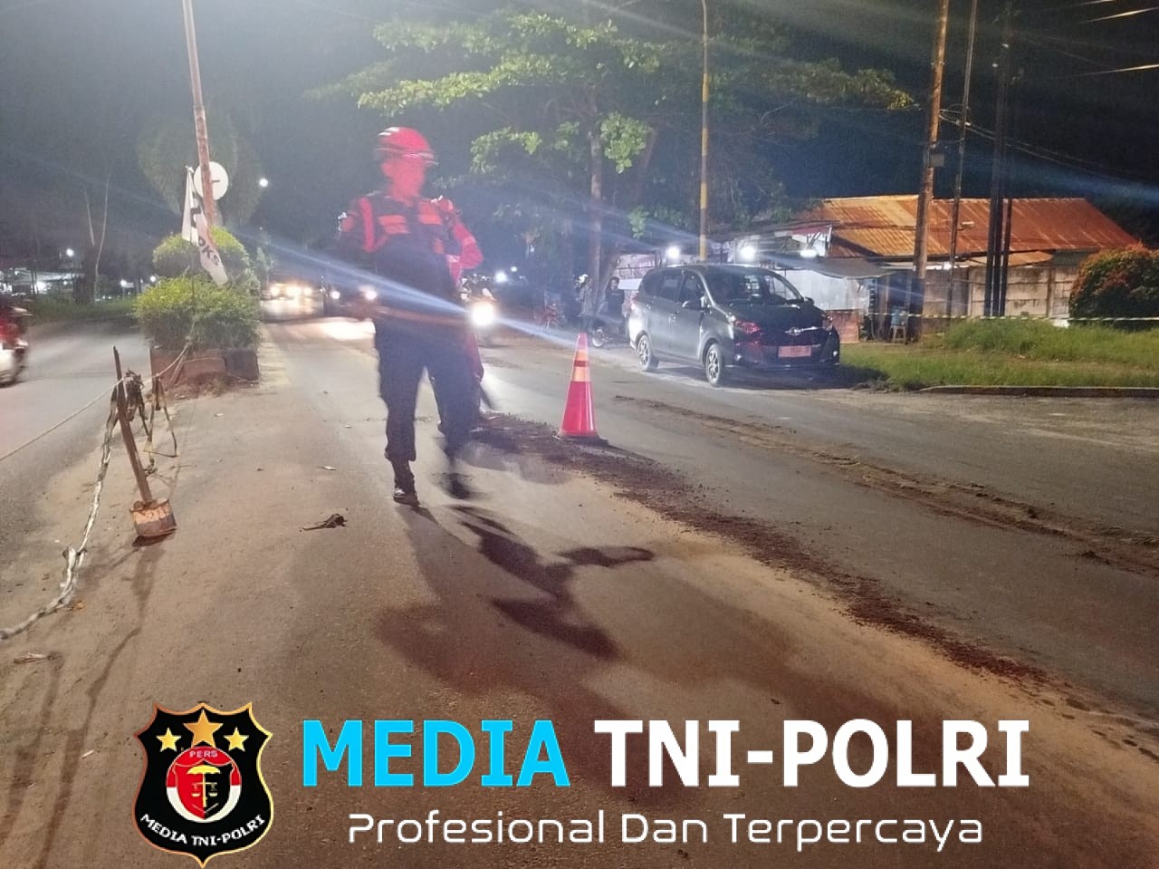 Bahayakan Pengguna Jalan, Damkar Kotim Bersihkan Tumpahan Minyak