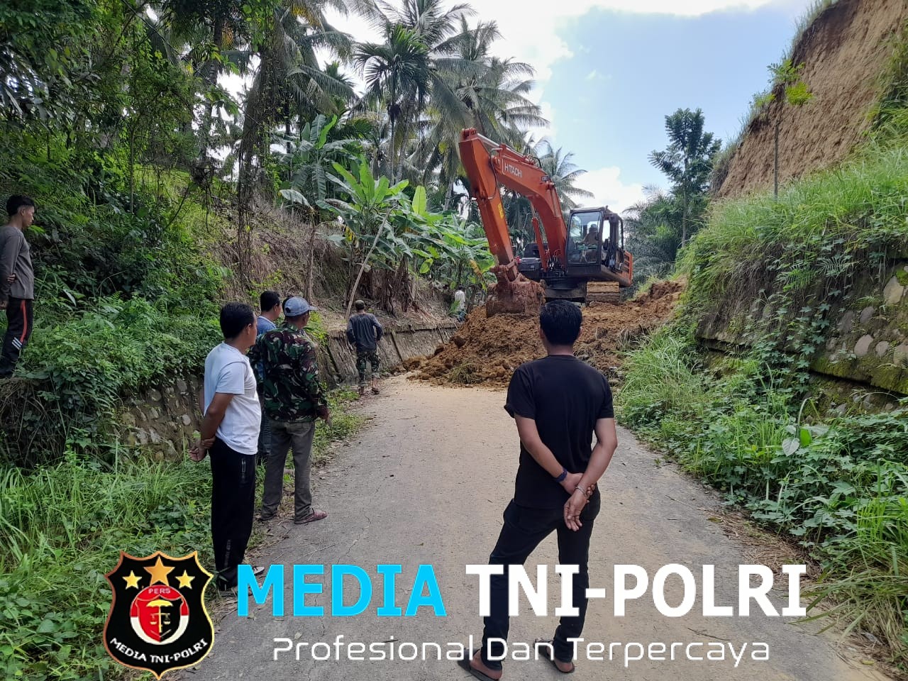 Anggota Posramil Muara Dua Bekerja Sama dengan Dinas DLHK Kota Lhokseumawe Buka Akses Jalan Antar Desa yang Longsor Akibat Banjir