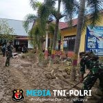 Anggota Koramil 20/Cot Girek Laksanakan Pembersihan Pasca Banjir Demi Kelancaran Pelayanan Kesehatan dan Pendidikan
