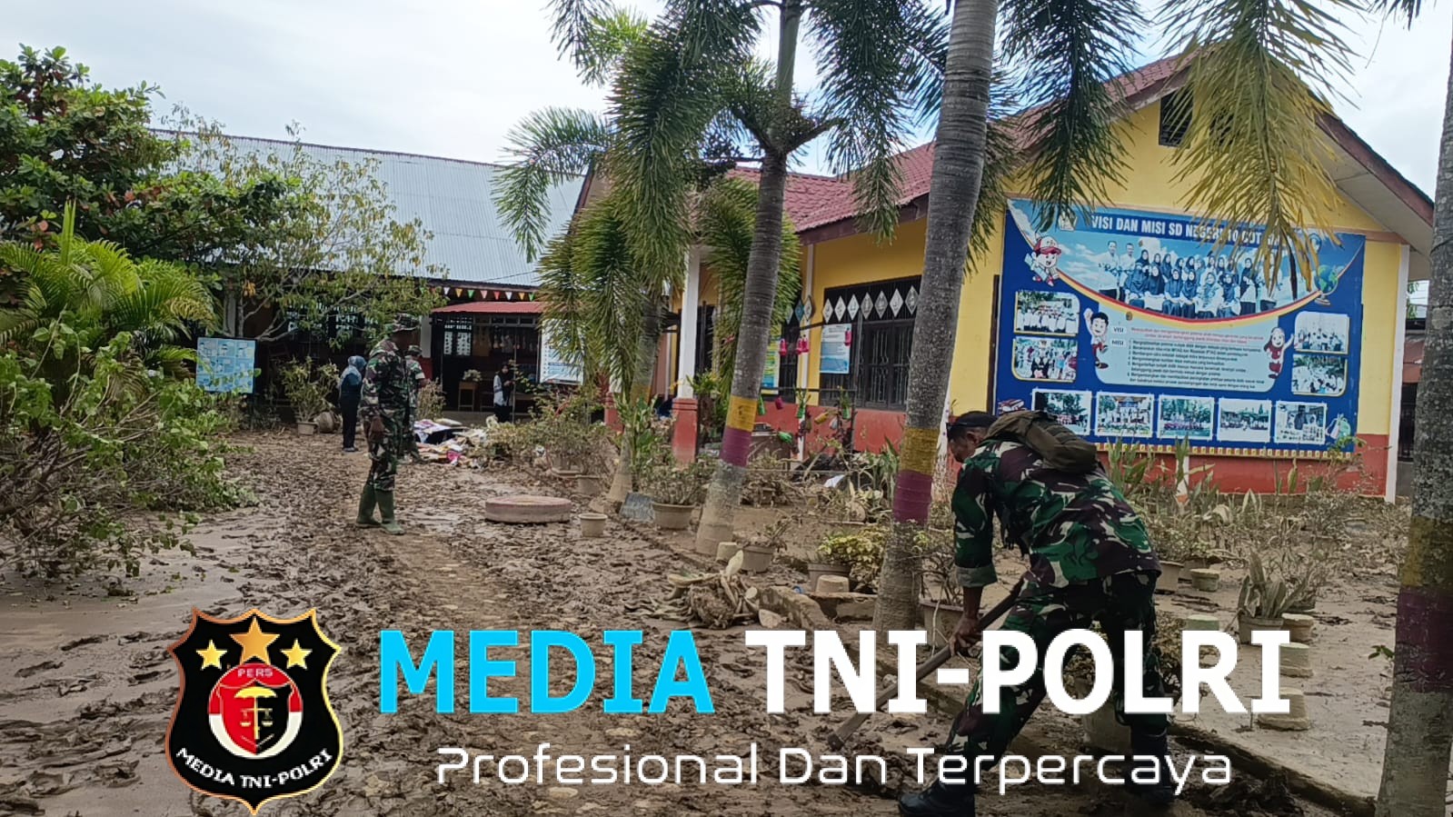 Anggota Koramil 20/Cot Girek Laksanakan Pembersihan Pasca Banjir Demi Kelancaran Pelayanan Kesehatan dan Pendidikan
