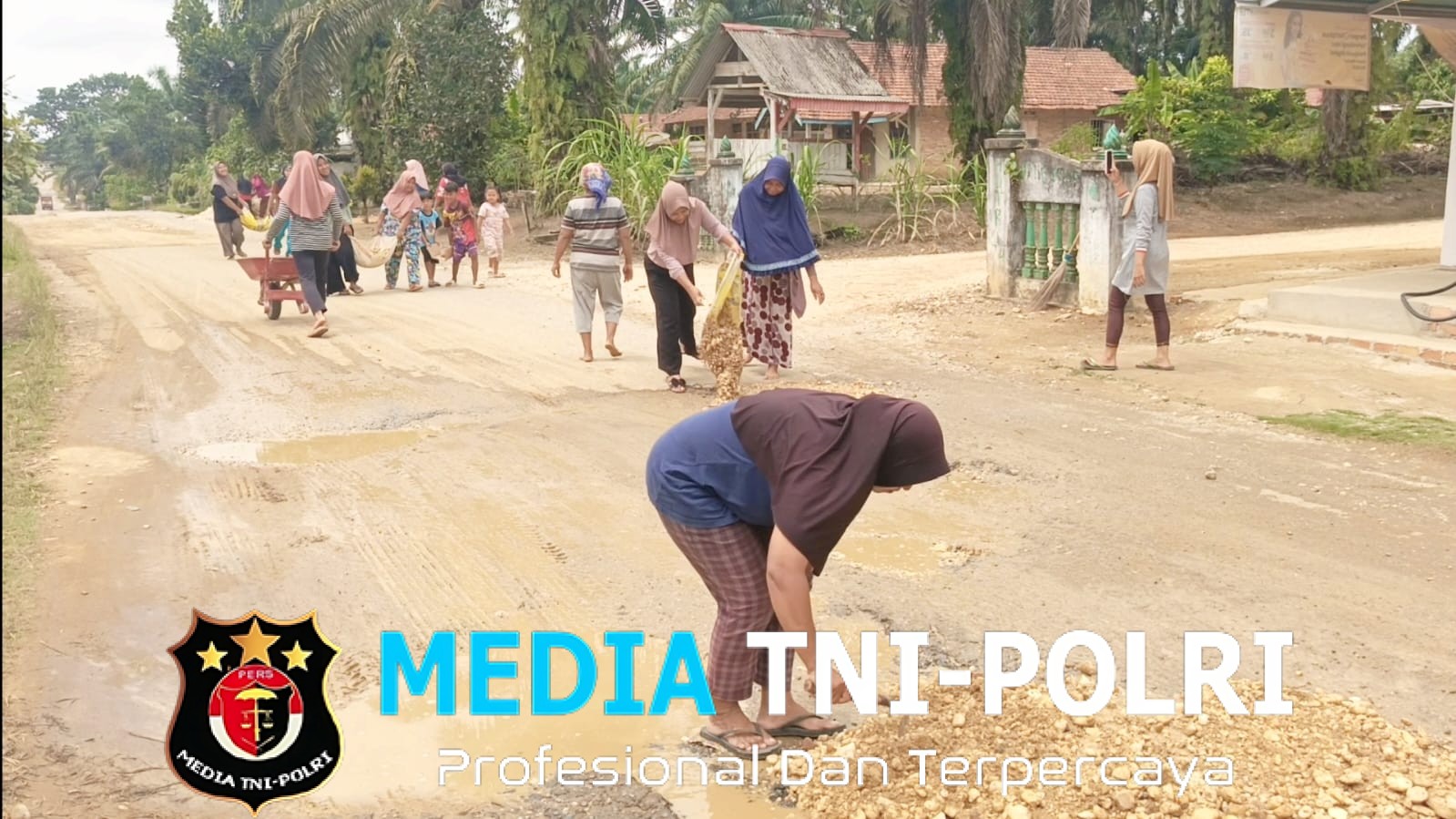 Puluhan Emak-emak Turun ke Jalan, Timbun Jalan Berlubang Dengan Alat Seadanya