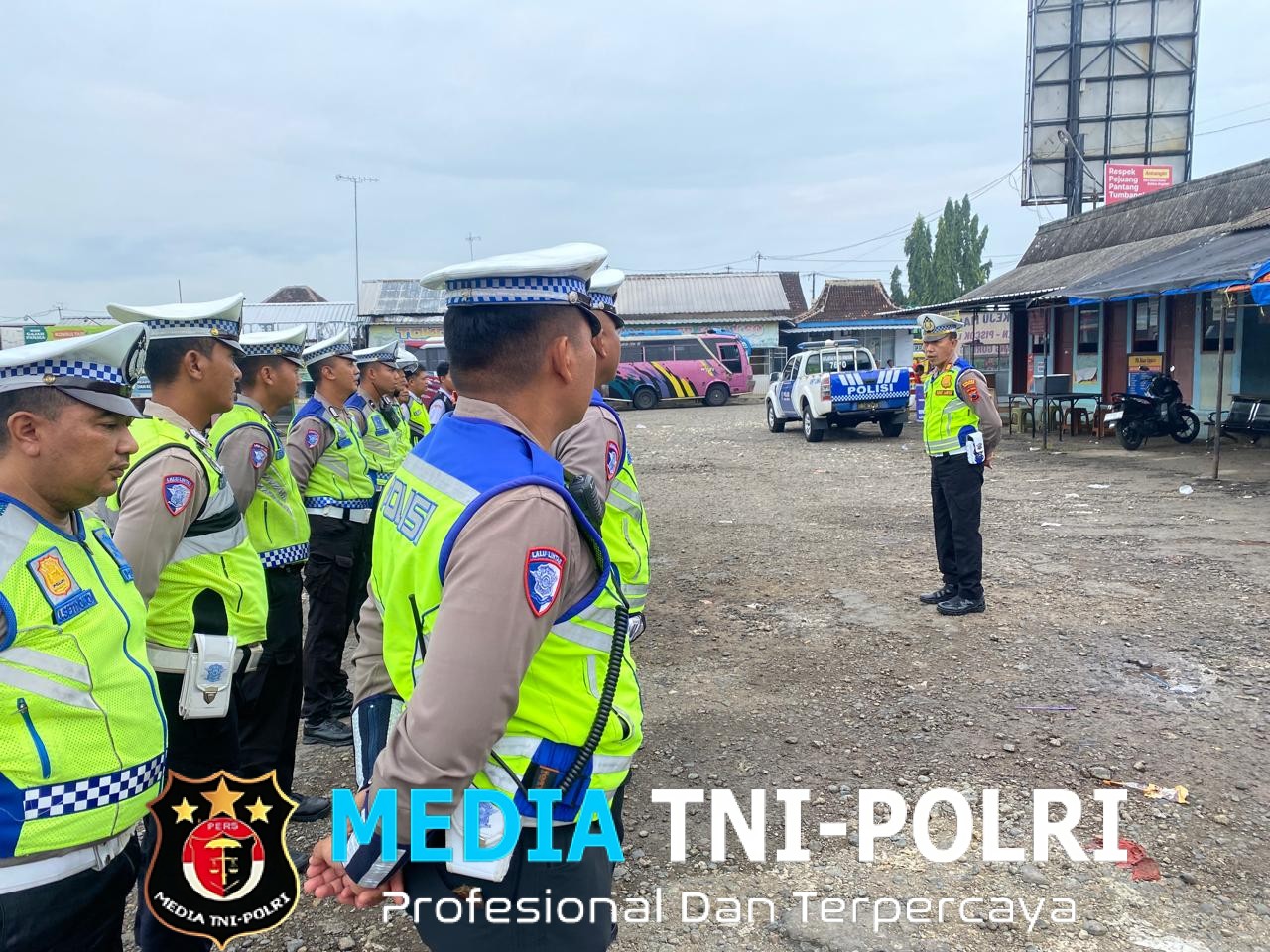 Jelang Nataru 2025, Sat Lantas Polres Wonogiri Gencarkan Sosialisasi Kepatuhan Berkendara di Terminal Ngadirojo