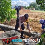 Bhabinkamtibmas Polsek Way Jepara Aipda I Nyoman Sujendre Ikut Warga Braja Asri Gotong Royong Bangun Parit Desa dan Perkuat Kamtibmas