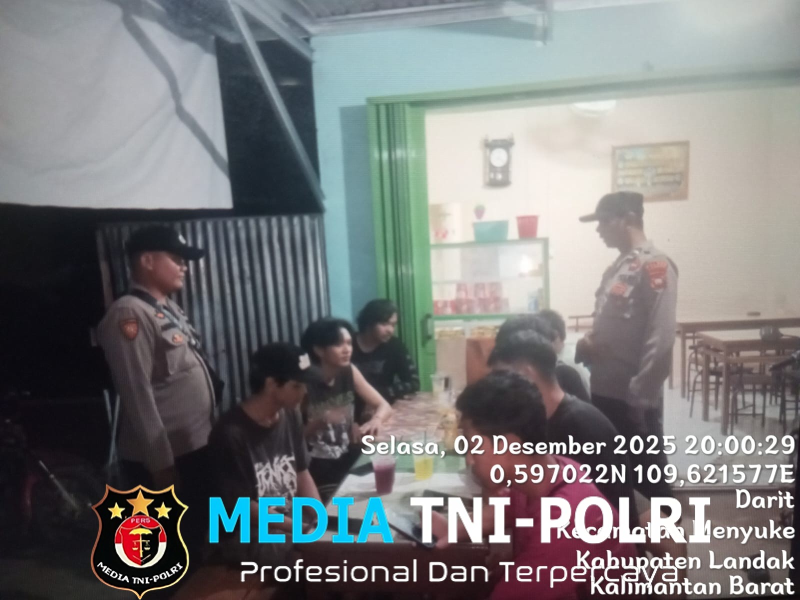Menjelang Malam Hari, Samapta Polsek Menyuke Sambangi Pemuda dan Sampaikan Imbauan