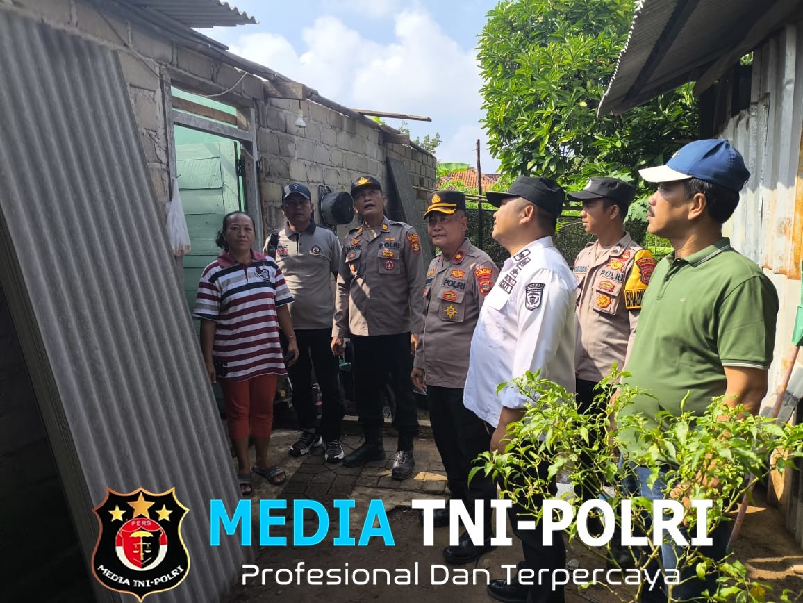 Satgas Tanggap Bencana Polres Tulang Bawang Barat bersama Warga Gotong Royong Perbaiki Rumah Rusak Akibat Puting Beliung