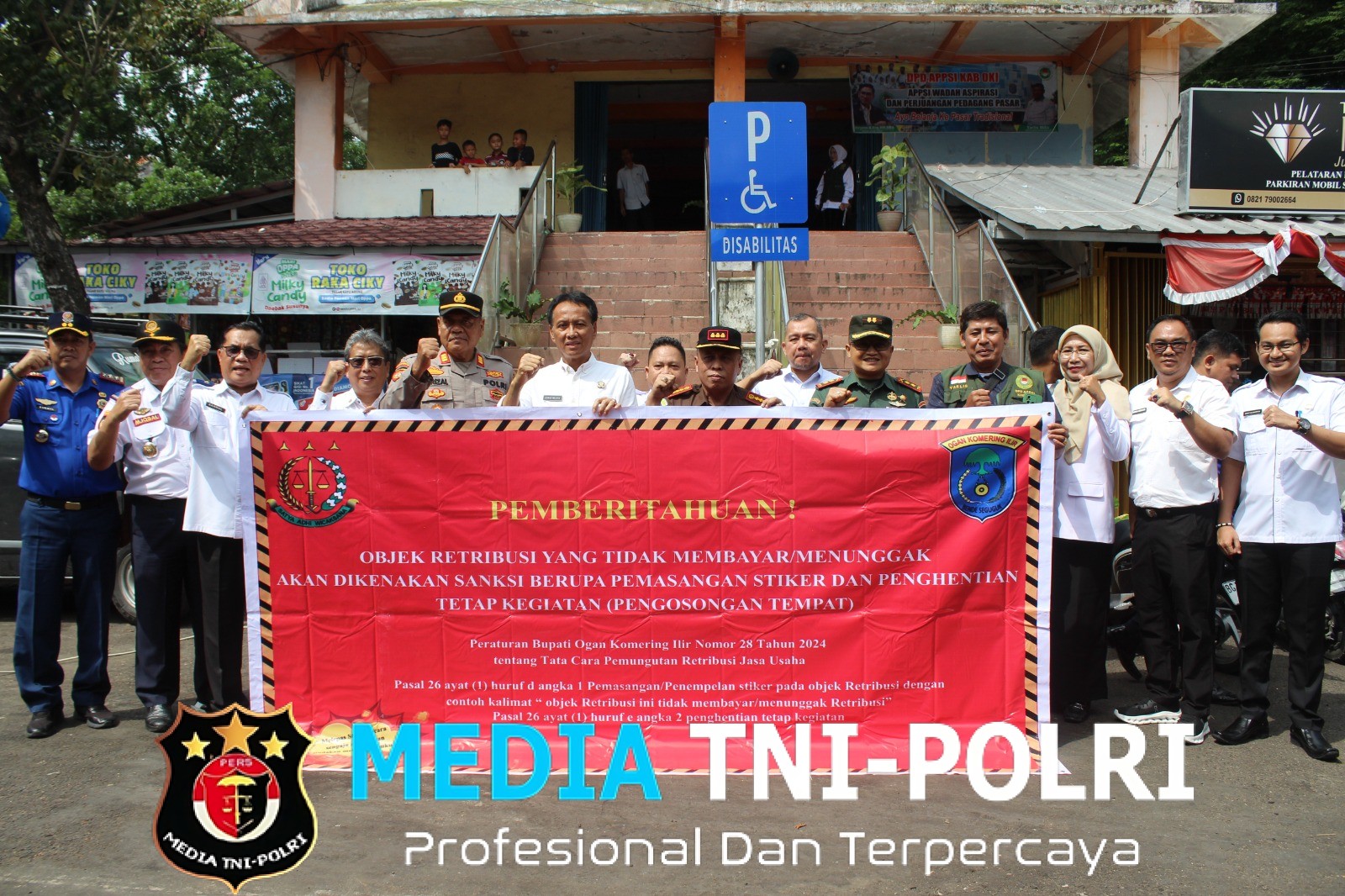 Sinergi Forkopimda Dandim 0402/OKI-OI Turun Langsung Pasang Stiker Penunggakan di Pasar Kayuagung