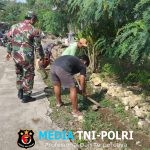 Babinsa Desa Dawuhan Sertu Fanda Bersama Warga Gelar Kerja Bakti Bersihkan Lingkungan