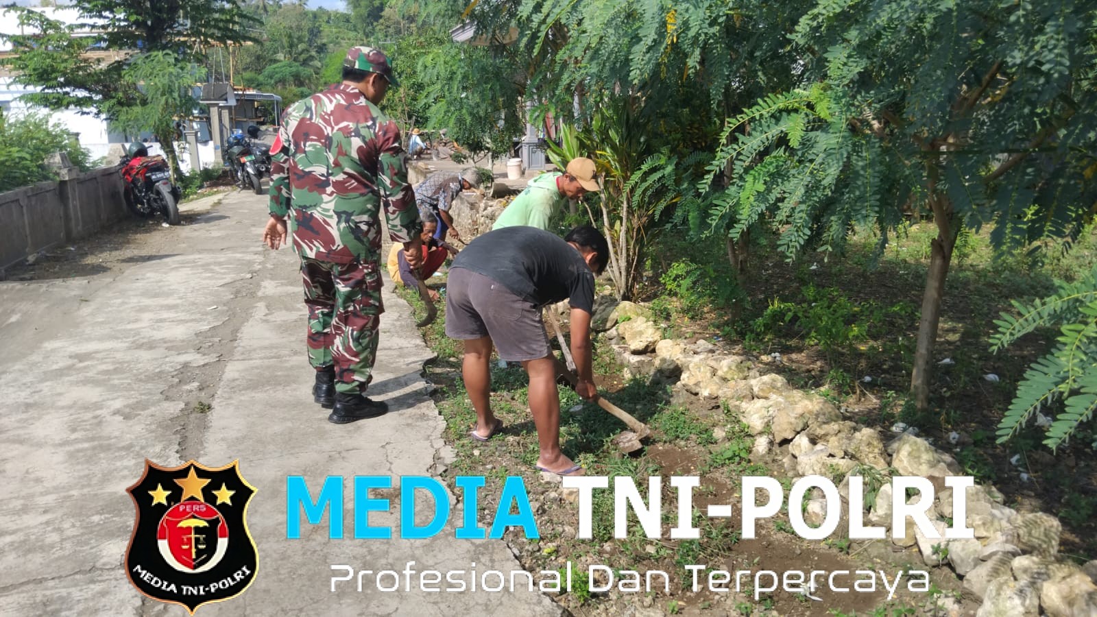 Babinsa Desa Dawuhan Sertu Fanda Bersama Warga Gelar Kerja Bakti Bersihkan Lingkungan