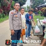 Tukang Sayur dan Ibu-Ibu Terkejut Saat Polisi Datang, Ternyata untuk Sampaikan Himbauan Kamtibmas