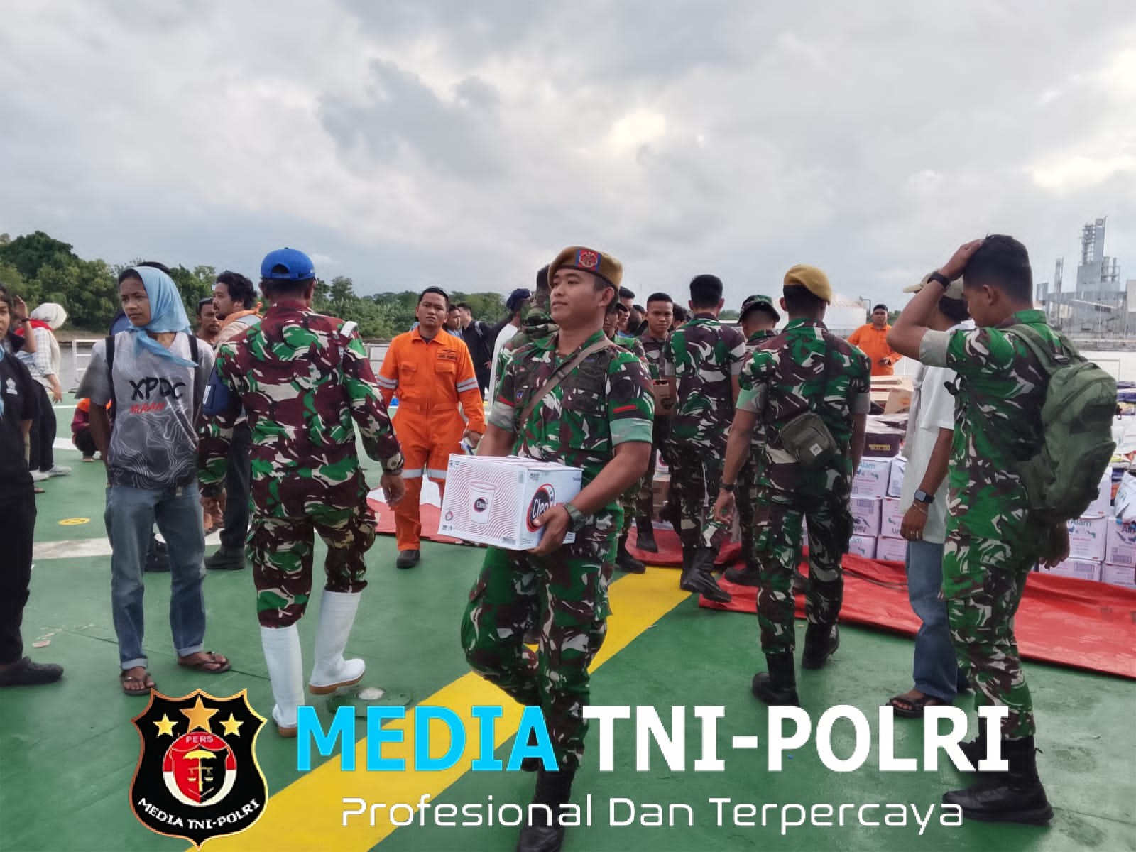 Komandan Kodim 0103/Aceh Utara Pimpin Pembongkaran Bantuan Sembako dari Presiden Prabowo Subianto