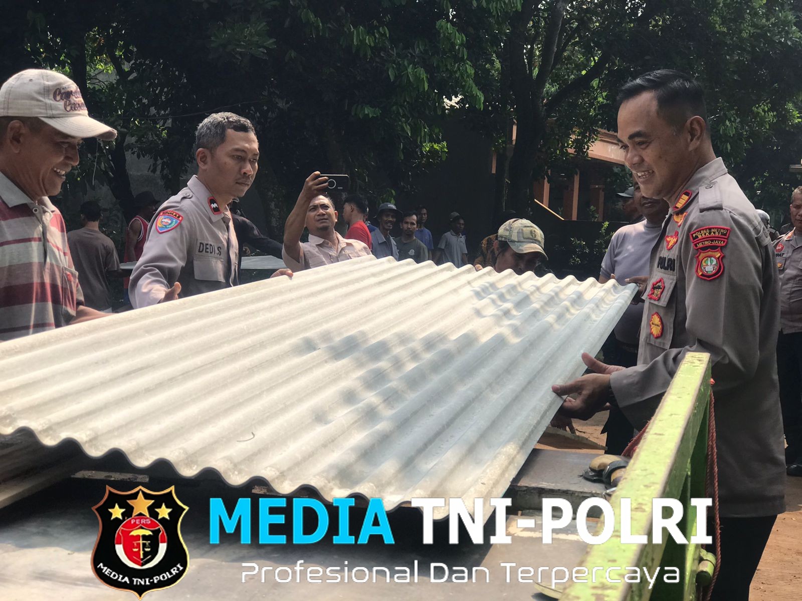 Wujud Kepedulian Polri, Kapolsek Setu Bantu Pulihkan Rumah Warga yang Rusak Pasca Bencana Puting Beliung