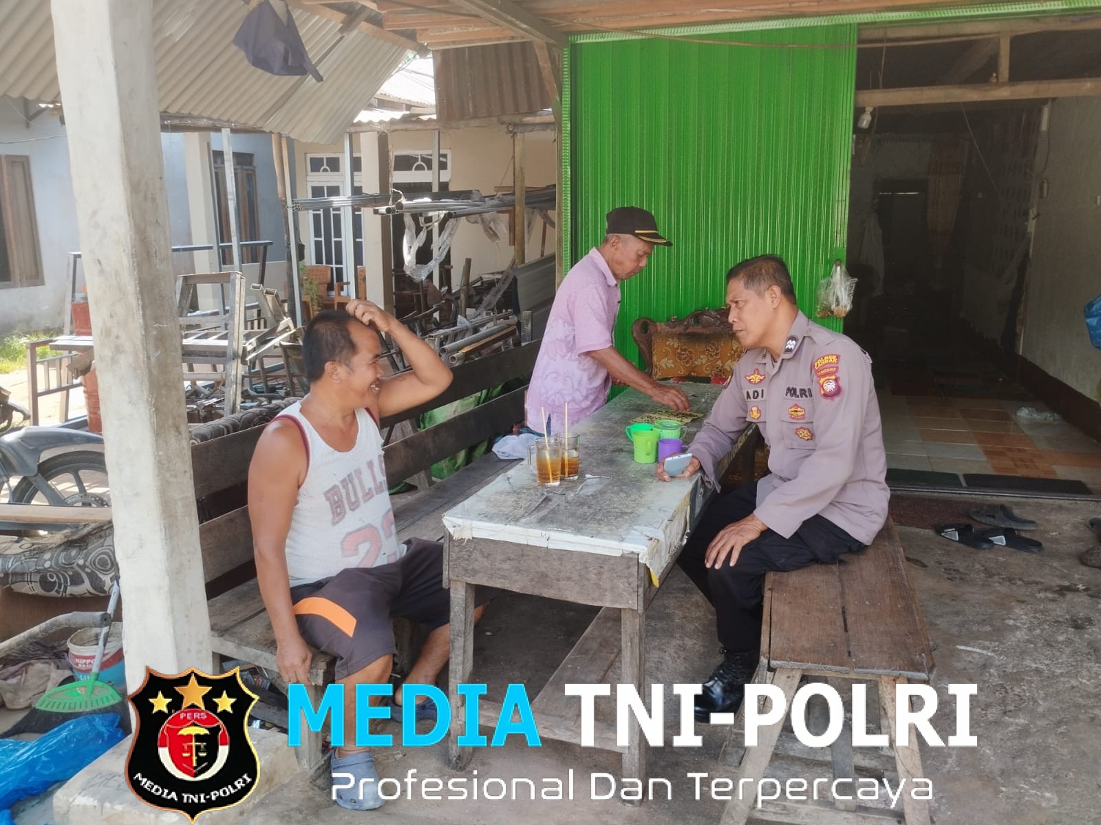 Sambangi Bengkel dan Warung, Polisi Titipkan Pesan Kamtibmas kepada Warga Mandor