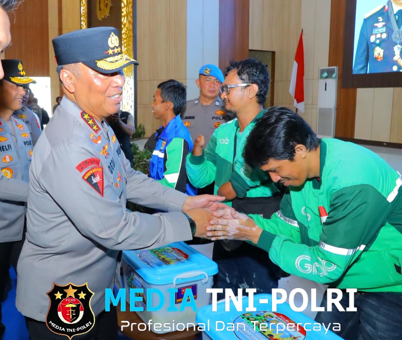 Wakapolri Serahkan Bantuan Alat Kesehatan Dan Gelar Baktikes Gratis Untuk Driver Ojek Online Di Lampung