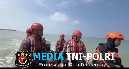Tim SAR Batalyon D Pelopor Satuan Brimob Polda Metro Jaya,Melakukan Pencarian Korban Tenggelam Di Laut Pakis