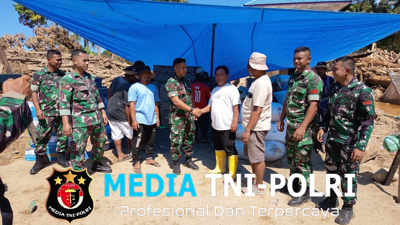 Yonif 123/Rajawali Serahkan Bantuan Logistik untuk Korban Banjir Bandang di Posko Bantuan Banjir Bandang