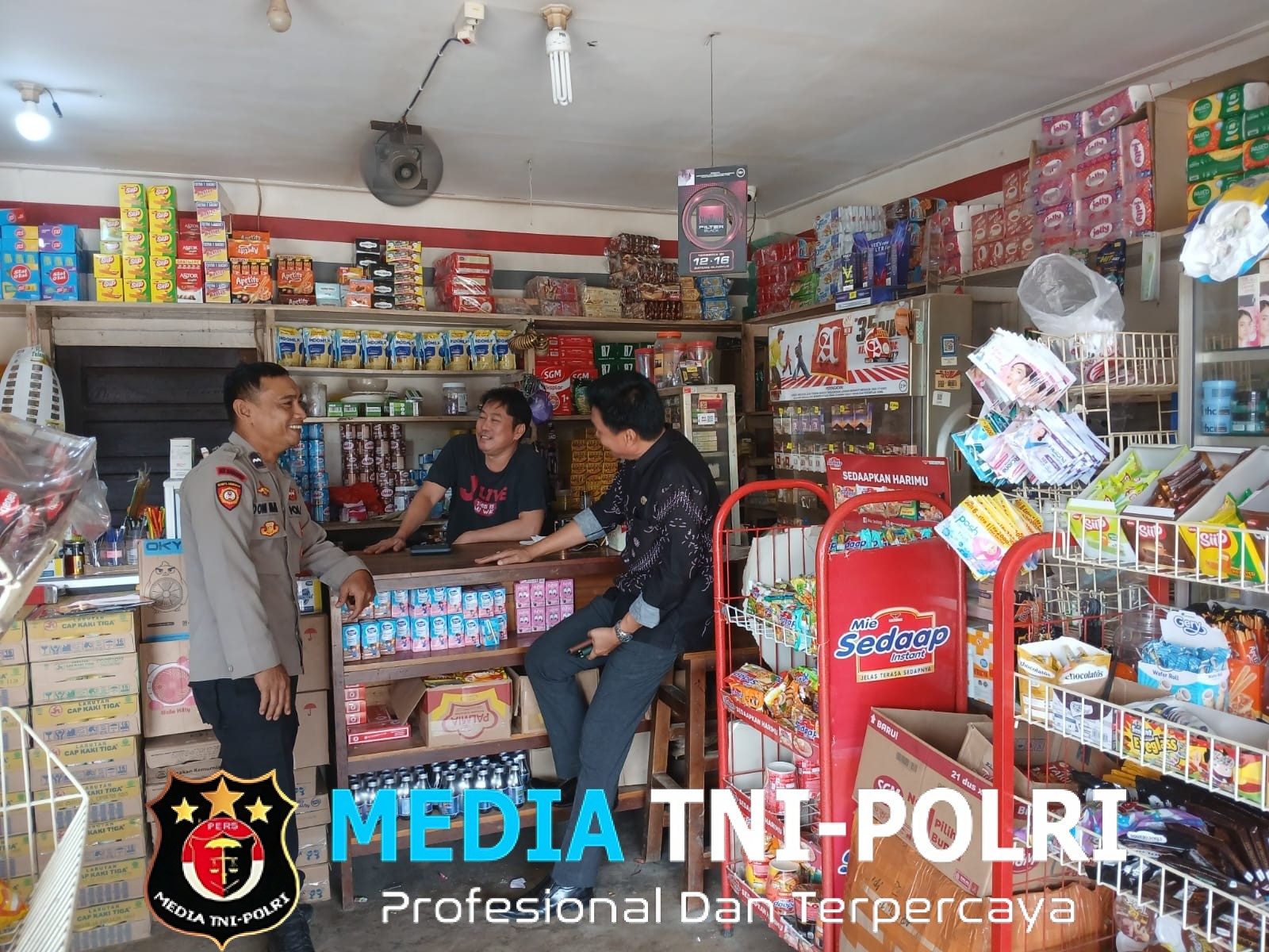 Ciptakan Rasa Aman, Polisi Sisir Toko dan SPBU di Mandor Berikan Pesan Kamtibmas