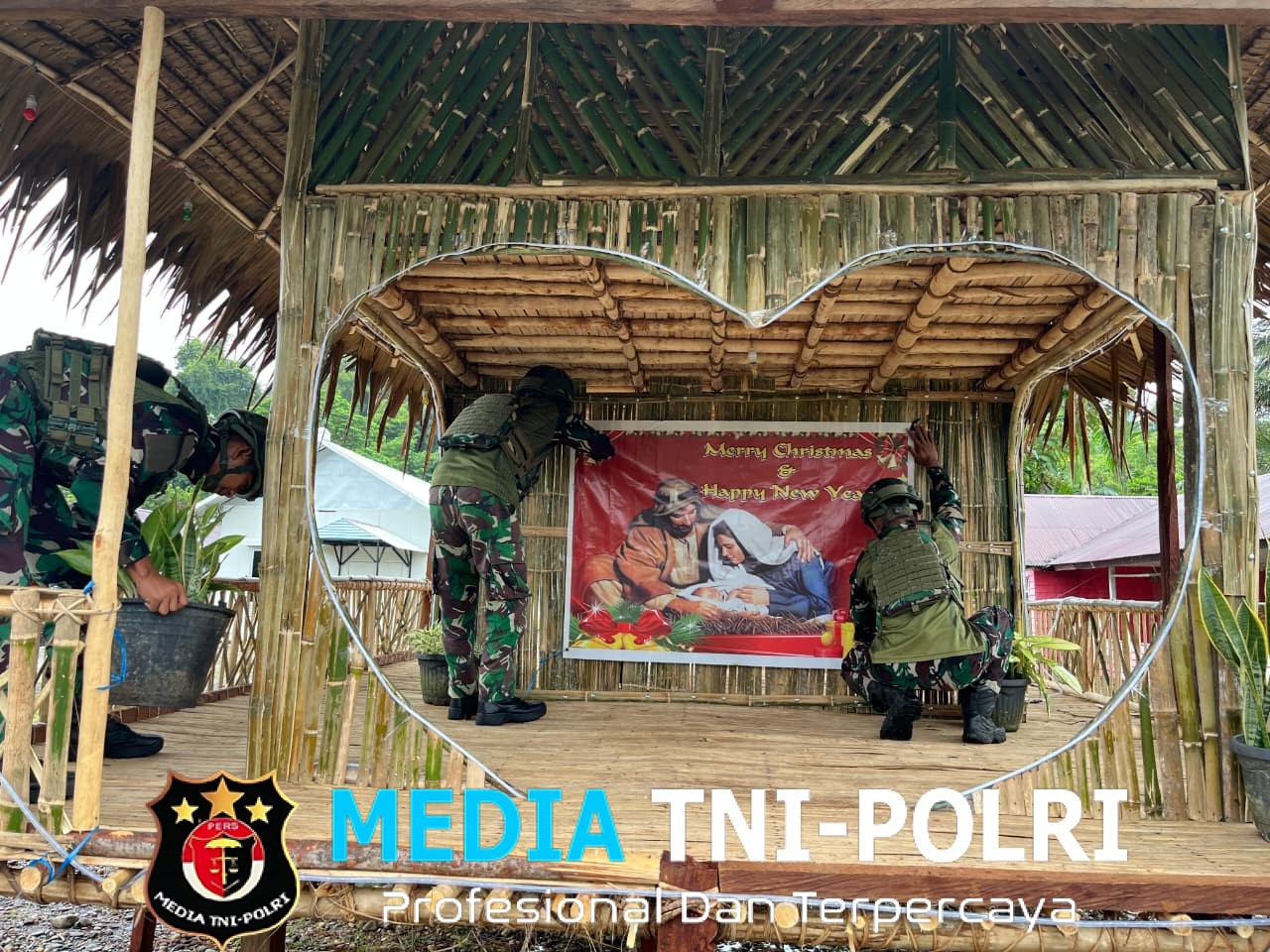 Menyambut Perayaan Natal Satgas Yonif 521/DY Dirikan Pondok dan Pohon Natal di Muaranawa