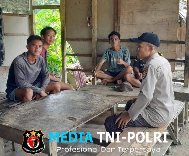 Duduk Bersama Warga, Begini Potret Kedekatan Polisi dengan Masyarakat