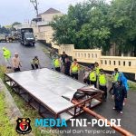 Baliho Ambruk di Depan SPBU Ngadirojo, Polres Wonogiri Lakukan Quick Respon Saat Hujan dan Angin Kencang
