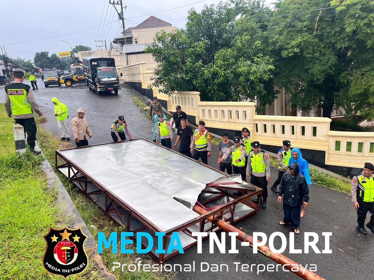 Baliho Ambruk di Depan SPBU Ngadirojo, Polres Wonogiri Lakukan Quick Respon Saat Hujan dan Angin Kencang