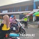 Polsek Donomulyo Tingkatkan Pelayanan Poros Pagi, Bripka Yudha Mastoer Wahono Bantu Kelancaran Aktivitas Masyarakat di Pasar Donomulyo
