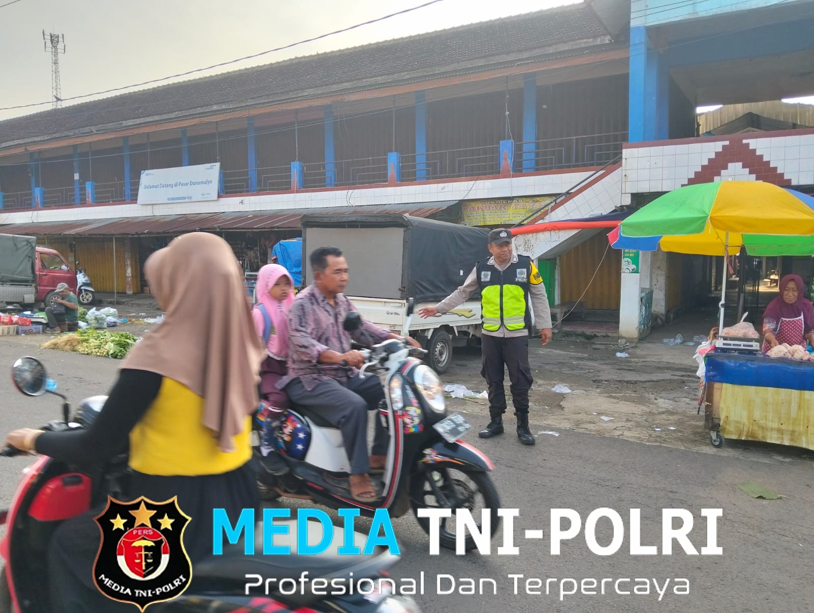 Polsek Donomulyo Tingkatkan Pelayanan Poros Pagi, Bripka Yudha Mastoer Wahono Bantu Kelancaran Aktivitas Masyarakat di Pasar Donomulyo