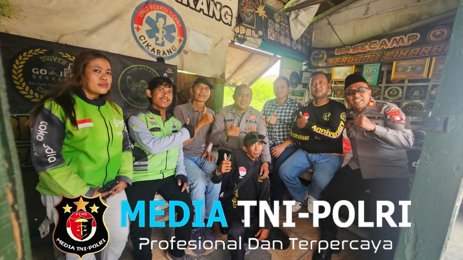 Polsek Cikarang Selatan Bagikan Nasi Kotak kepada Komunitas Ojek Online