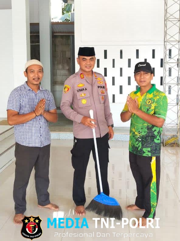 Sinergi Polri dan Masyarakat Polsek Setu Laksanakan Bakti Sosial di Masjid Al-Khasanah