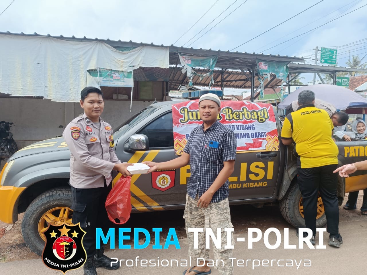 Jumat Berkah, Polsek Lambu Kibang Berbagi di Pasar Unit 6 Wujud Kepedulian Polri kepada Masyarakat