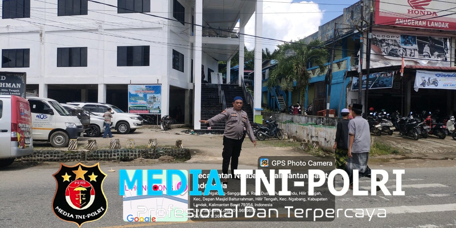 Untuk Memastikan Keamanan Masyarakat Yang Beribadah Polsek Ngabang Hadir Untuk Pengaturan Arus Lalu Lintas Dan Pengamanan