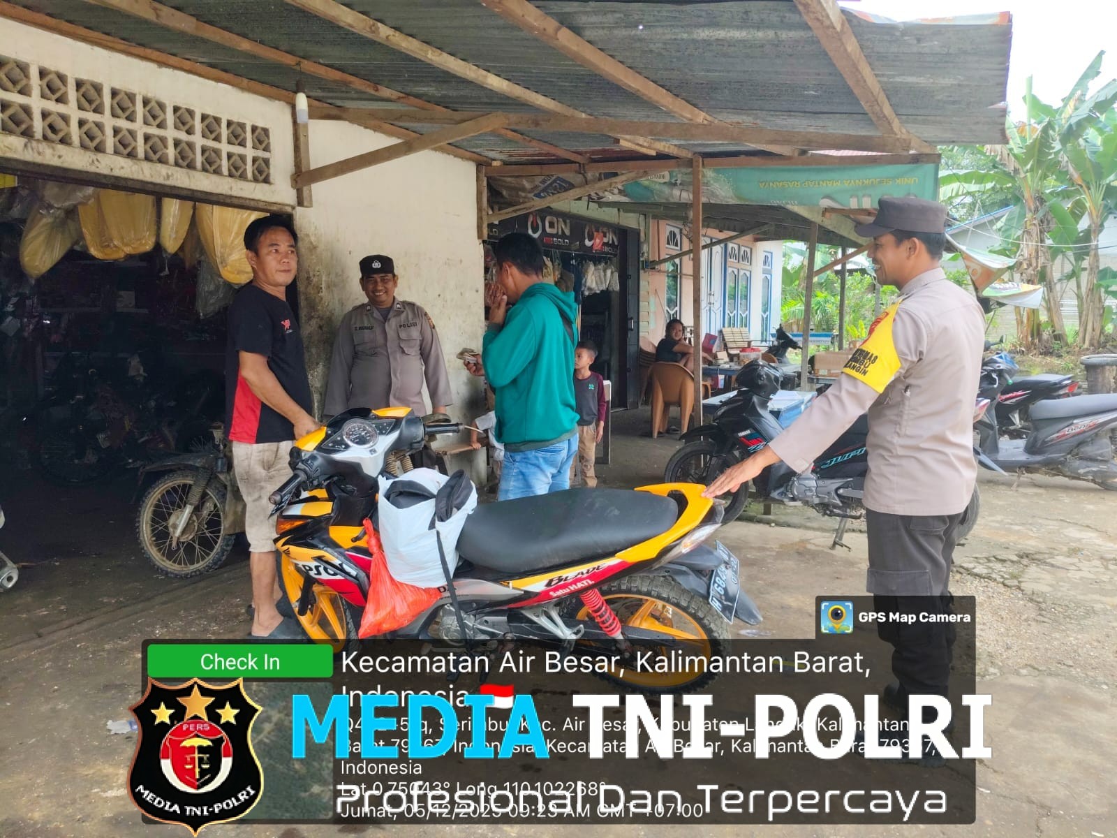 Polisi Sambangi Warga di Siang Hari Patroli Humanis Ciptakan Air Besar Aman dan Nyaman