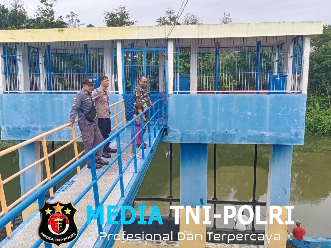 Babinsa Joyotakan, Bhabinkamtibmas dan Linmas Patroli dan Sambangi Pintu Air Plalang