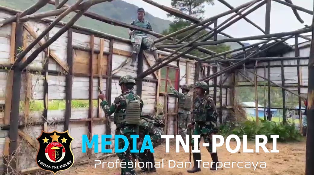 Mempererat Kemanunggalan TNI-Rakyat Satgas Yonif 521/DY Bergotong Royong di Distrik Kurima