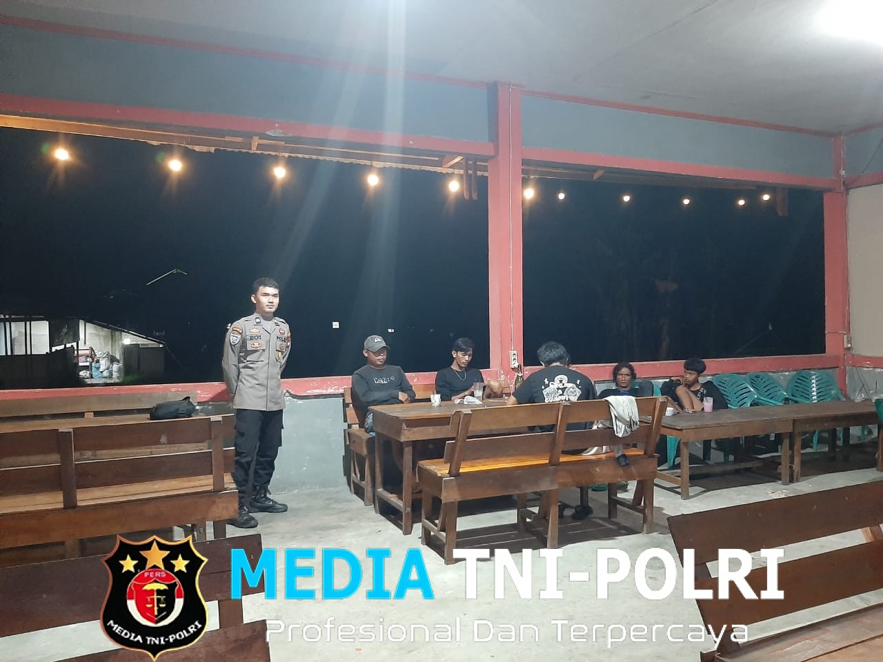 Pererat Hubungan dengan Masyarakat, Polisi Menyapa Warga di Patroli Malam