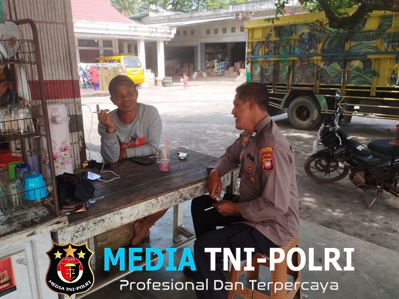 Kehadiran Polisi Disambut Warga, Patroli Siang Polsek Mandor Fokuskan Edukasi Keamanan