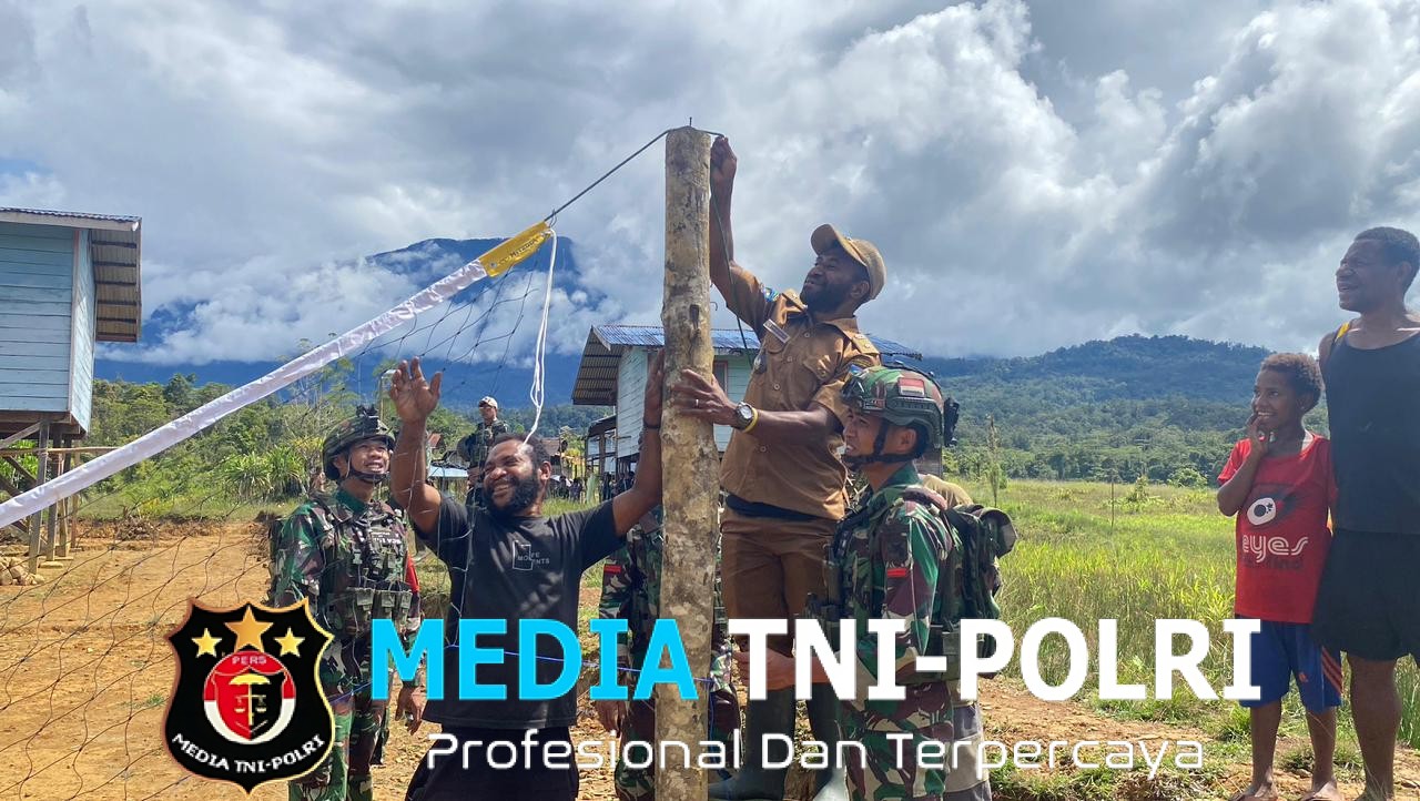 Pos Denom Satgas Yonif 751/VJS Perbaiki Lapangan Voli Warga Makin Bugar, Kebersamaan Makin Erat