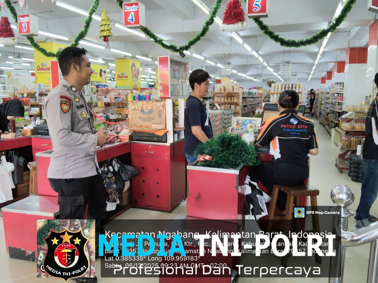 Personil Polsubsektor Jelimpo Dan Polsek Ngabang Lakukan Patroli Menjelang Hari Weekend Untuk Pastikan Situasi Kamtibmas Yang Kondusif