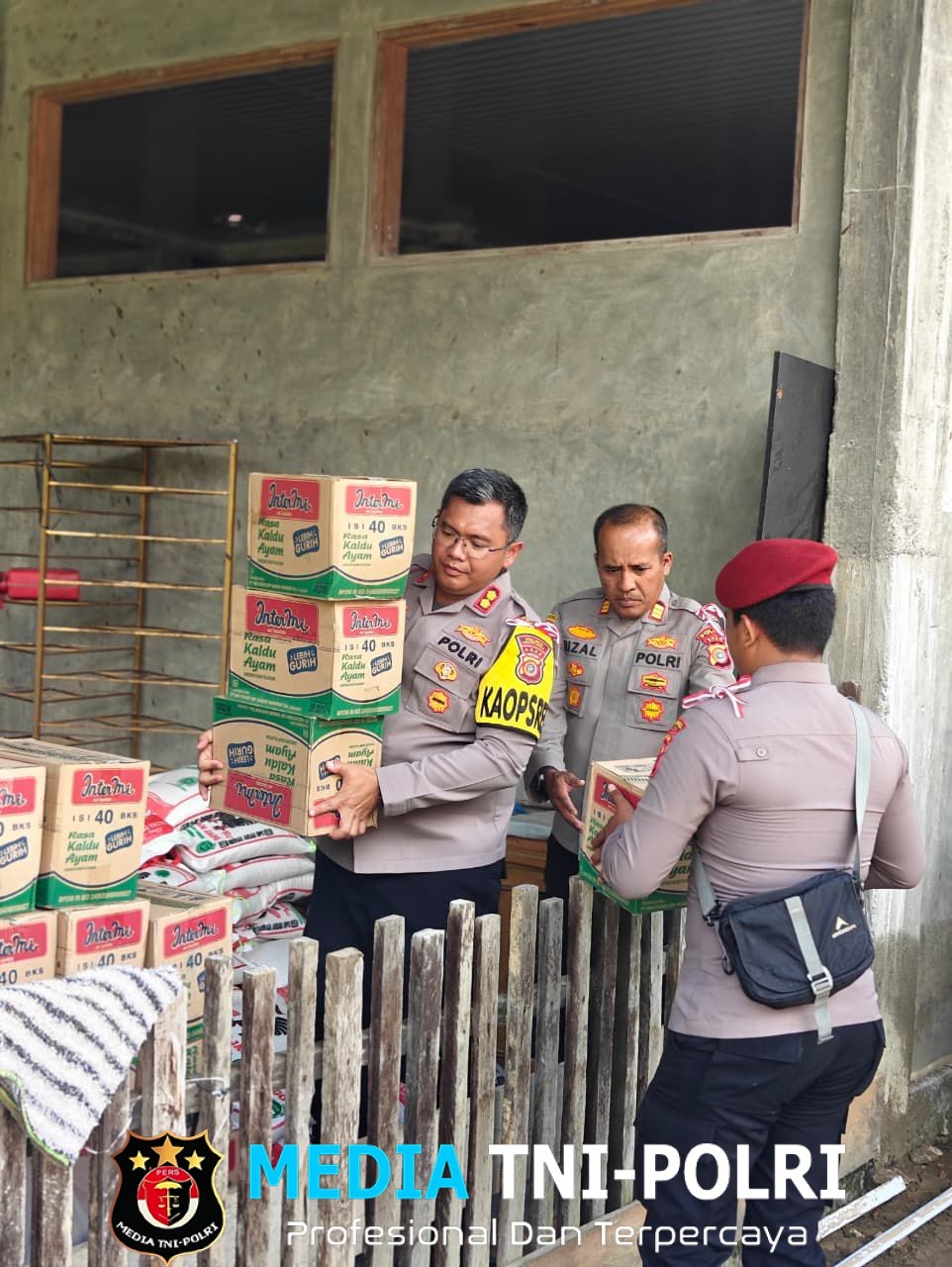 Polres Nagan Raya Hadir untuk Masyarakat, Sat Reskrim Salurkan Puluhan Paket Sembako ke Pesantren dan Warga Terdampak Banjir