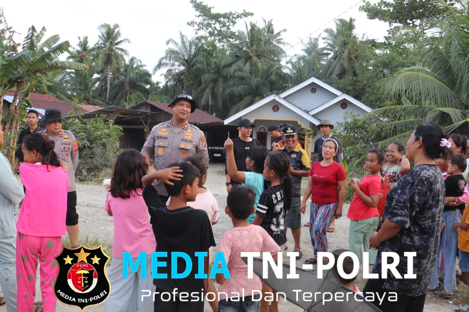 Kapolres Langkat Salurkan Bansos kepada 338 KK Terdampak Banjir di Dusun 10 Paluh Gusta