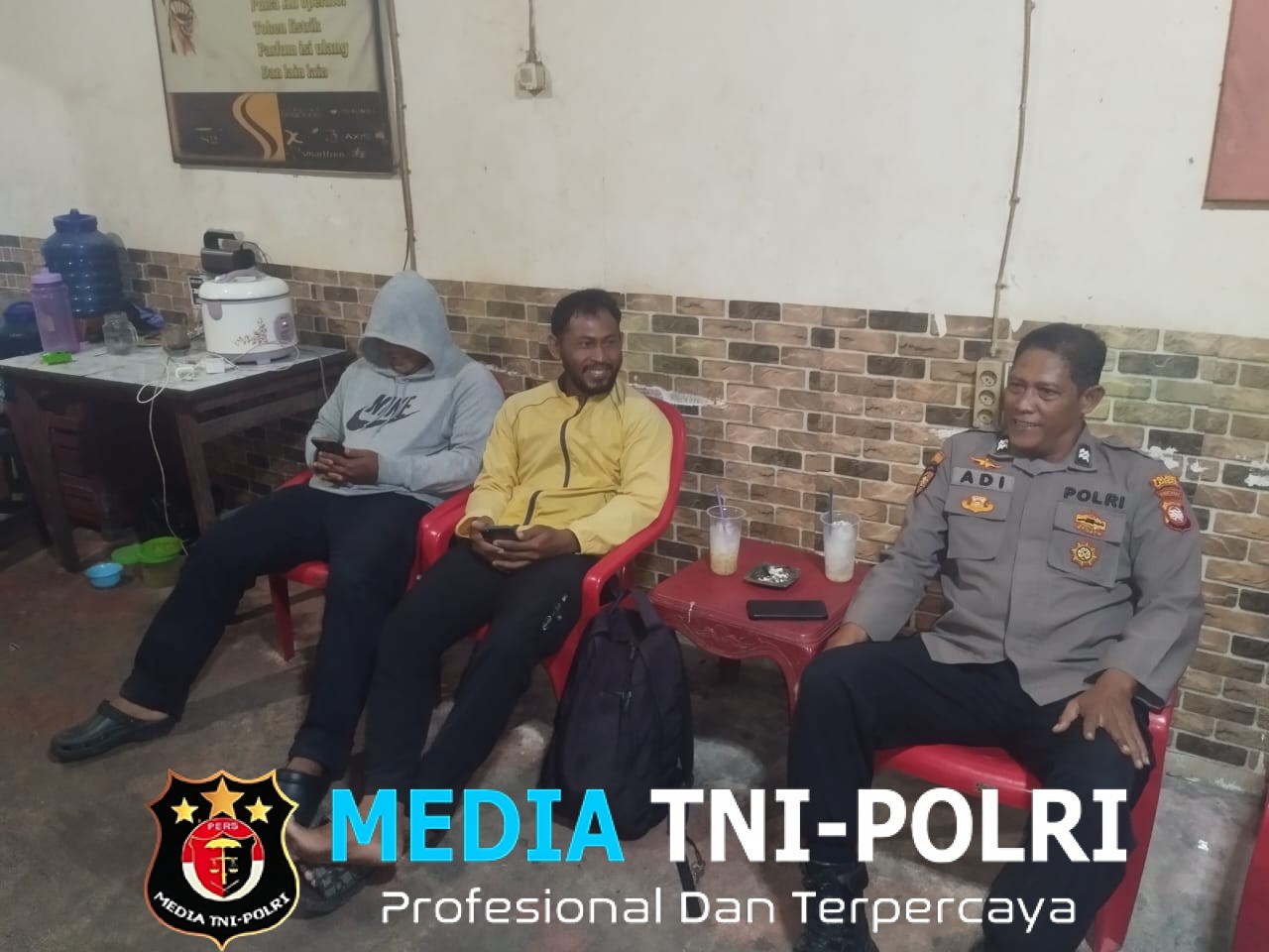 Keliling Tempat Rawan, Polisi Mandor Beri Imbauan Kamtibmas ke Pengunjung Toko dan Warga