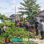 Warga Gotong Royong Berkolaborasi Beberapa RT Membersihkan Sungai Pemuatan yang di Penuhi Rumput Enceng Gondok
