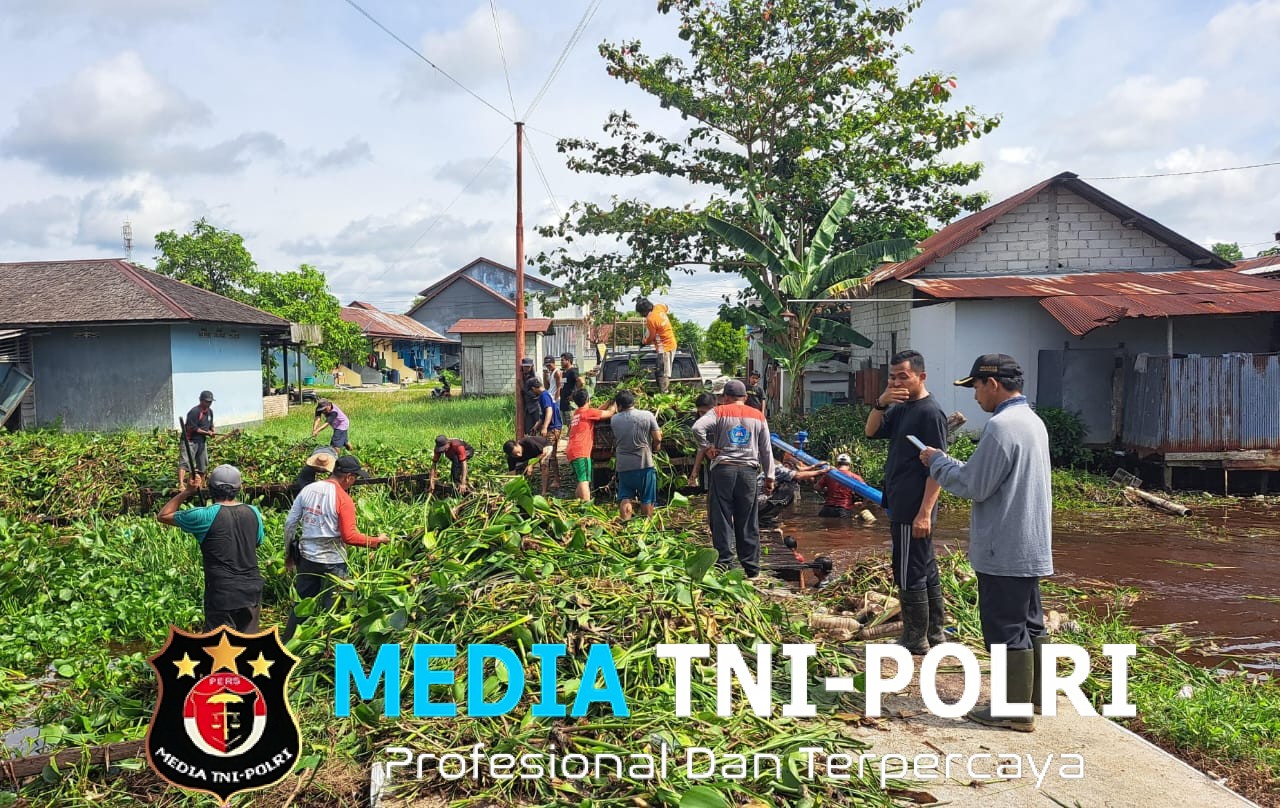 Warga Gotong Royong Berkolaborasi Beberapa RT Membersihkan Sungai Pemuatan yang di Penuhi Rumput Enceng Gondok