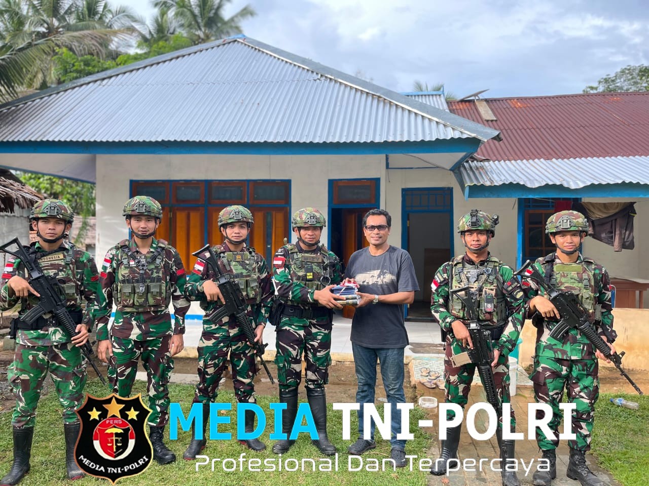 Satgas Yonif 123/Rajawali Gelar Ibadah dan Serahkan Alkitab di Kampung Venaha