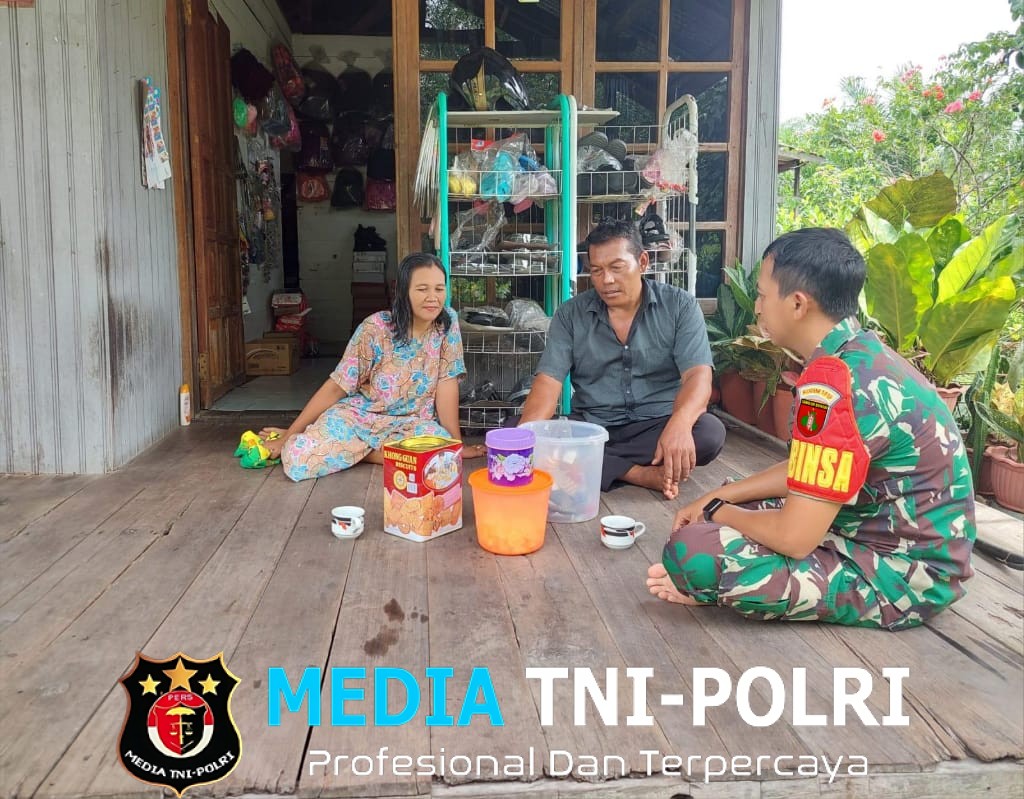 Babinsa Koramil 1015-01/Mentaya Hilir Selatan Komsos Dengan Warga Dan Pantau Wilayah Binaan