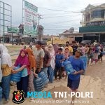 Mabes TNI Salurkan 5.300 Liter Air Bersih untuk Korban Pascabanjir di Wilayah Koramil 13/Baktiya