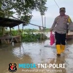 Peduli Tanpa Jarak Kapolsek Babelan Datangi Titik Terjauh Warga yang Terdampak Banjir Rob di Hurip Jaya