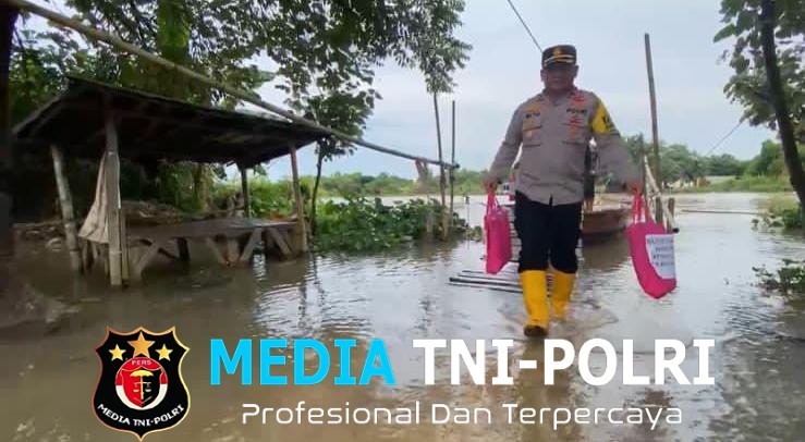 Peduli Tanpa Jarak Kapolsek Babelan Datangi Titik Terjauh Warga yang Terdampak Banjir Rob di Hurip Jaya