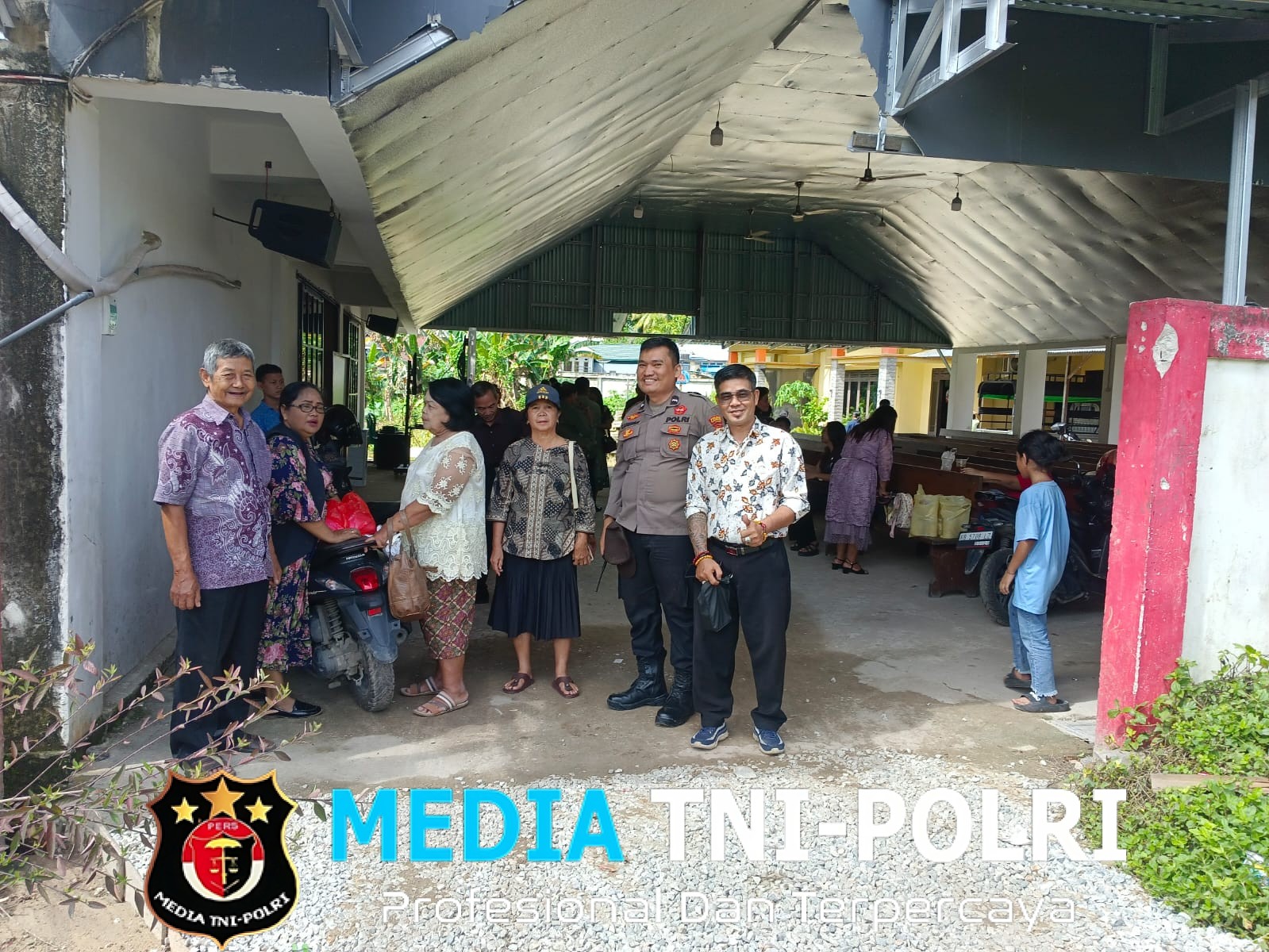 Pengamanan Dan Pengaturan Arus Lalin Saat Ibadah Minggu Oleh Personil Polsek Ngabang Dan Polsubsektor Jelimpo Di Dua Gereja Terpantau Aman